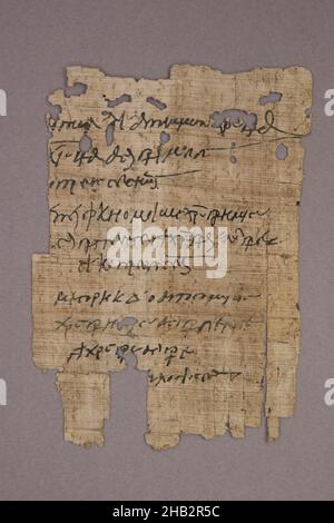 Papyrus Fragment, ägyptisch, römische Periode, 30 v. Chr.–395 n. Chr., Anfang 4th. Jahrhundert, Tinte auf Papyrus, Oxyrhynchus, Al Minya Gouvernement, Ägypten, Afrika, Bücher und Manuskripte, 5 1/8 x 3 3/4 Zoll (13 x 9,5 cm Stockfoto