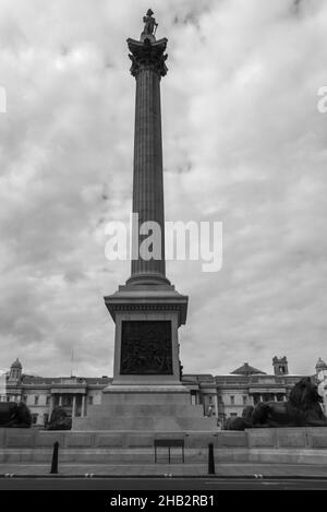 Infrarotansicht der Nelsons-Säule auf dem Trafalgar Square, aufgenommen von Whitehall im April 2021 mit der National Gallery im Hintergrund Stockfoto