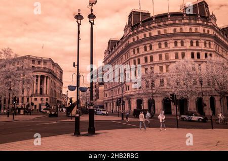 Infrarotansicht vom Trafalgar Square mit Blick über die Straßen zum Eingang von The Strand und Northumberland Avenue im April 2021 Stockfoto