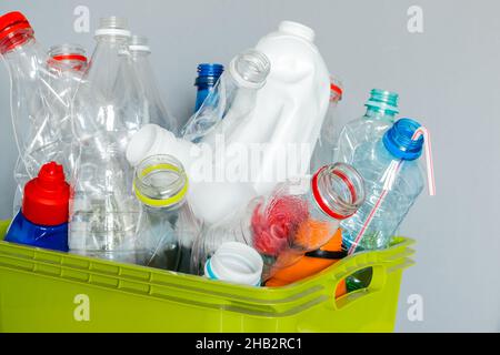 Recycling von Kunststoffen. Kunststoffverpackungen im Korb Stockfoto