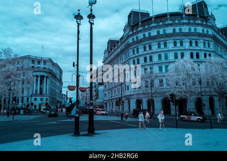 Infrarotansicht vom Trafalgar Square mit Blick über die Straßen zum Eingang von The Strand und Northumberland Avenue im April 2021 Stockfoto