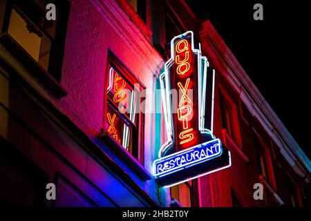 Neonschild für Quo Vadis Restaurant, Bar und Mitgliedsclub, Soho, London, Großbritannien Stockfoto