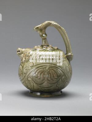 Ewer mit Design von Blumenrollen und Auslauf in Form eines Löwenhundes, Chinesisch, fünf Dynastien, 907–960, oder Nördliche Song-Dynastie, 960–1127, 10th–11th Jahrhundert, Yaozhou Ware; Steinzeug mit eingeschnitzten, Geschnitzte und Reliefdekoration unter Seladonglasur, hergestellt in Huangbaozhen, Shaanxi Provinz, China, Asien, Keramik, Behälter, 6 7/8 x 5 1/4 x 5 Zoll (17,5 x 13,3 x 12,7 cm Stockfoto