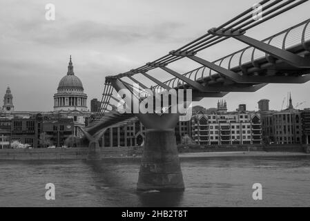 Infrarotansicht über die Themse und die Millennium Bridge mit Blick auf die St. Pauls Cathedral im April 2021 Stockfoto