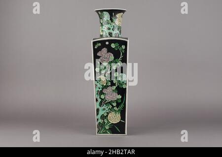 Viereckige Vase mit Blumenmuster der vier Jahreszeiten, Chinesisch, Qing-Dynastie, 1644–1911, Guangxu-Zeit, 1875–1908, Ende 19th–Anfang 20th. Jahrhundert, Jingdezhen Ware; Porzellan mit Famille Noire Emaille Dekoration, China, Asien, Keramik, Behälter, Höhe: 19 1/8 Zoll (48,6 cm Stockfoto