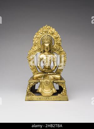 Sitzende Figur von Amitāyus, Buddha des unendlichen Lebens, Chinesisch, Qing-Dynastie, 1644–1911, Qianlong-Periode, 1736–1795, 1761, Bronze mit Vergoldung, hergestellt in China, Asien, Metallarbeiten, Skulptur, 8 5/8 × 4 3/4 × 3 5/8 Zoll (21,9 × 12,1 × 9,2 cm Stockfoto