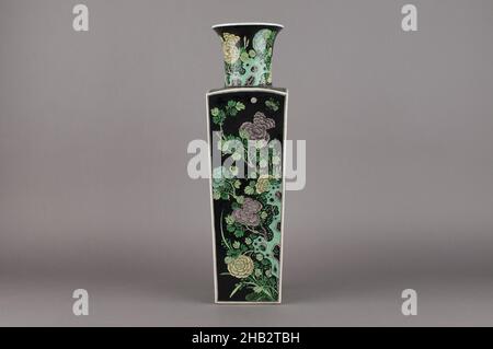 Viereckige Vase mit Blumenmuster der vier Jahreszeiten, Chinesisch, Qing-Dynastie, 1644–1911, Guangxu-Zeit, 1875–1908, Ende 19th–Anfang 20th. Jahrhundert, Jingdezhen Ware; Porzellan mit Famille Noire Emaille Dekoration, China, Asien, Keramik, Behälter, Höhe: 19 1/8 Zoll (48,6 cm Stockfoto