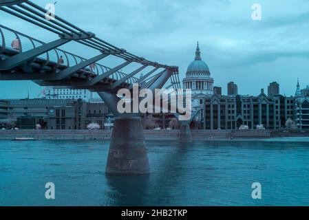 Infrarotansicht über die Themse und die Millennium Bridge mit Blick auf die St. Pauls Cathedral im April 2021 Stockfoto