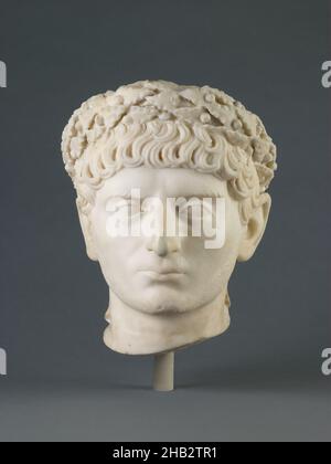 Kopf eines jungen Mannes, römisch, Kaiserzeit, 27 v. Chr.–330 n. Chr., möglicherweise Flavian-Zeit, 69–96, Mitte bis Ende des 1st. Jahrhunderts, Marmor, Römisches Reich, Skulptur, Stein und Mineral, Höhe: 10 1/2 Zoll (26,7 cm Stockfoto