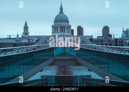 Infrarotansicht über die Themse und die Millennium Bridge mit Blick auf die St. Pauls Cathedral im April 2021 Stockfoto