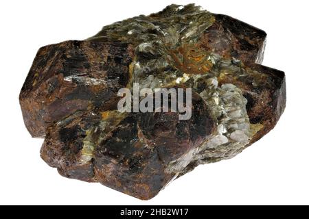 almandine Granate in Glimmerschiefer aus Keyvy, Russland, isoliert auf weißem Hintergrund Stockfoto