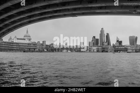 Infrarotansicht von der Blackfriars Bridge entlang der Themse mit Blick auf das Zentrum von London und mehrere bekannte Wahrzeichen. Stockfoto