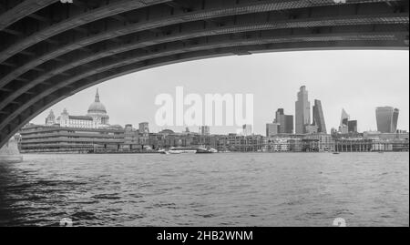 Infrarotansicht von der Blackfriars Bridge entlang der Themse mit Blick auf das Zentrum von London und mehrere bekannte Wahrzeichen. Stockfoto