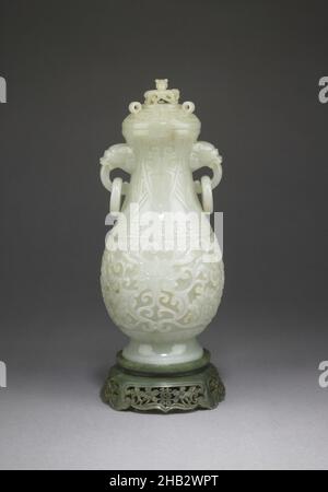 Gedeckte Vase in Form eines archaischen Bronzegefäßes (hu) mit Ringgriffen und Ständer, Chinesisch, Qing-Dynastie, 1644–1911, Qianlong-Periode, 1736–1795 oder Jiaqing-Zeit, 1796–1820, Ende 18th–Anfang 19th Jahrhundert, Jade (Nephrit), hergestellt in China, Asien, Behälter, jades, 10 3/4 x 4 1/4 x 4 Zoll (27,3 x 10,8 x 10,2 cm Stockfoto