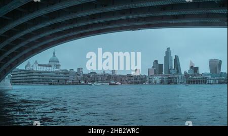 Infrarotansicht von der Blackfriars Bridge entlang der Themse mit Blick auf das Zentrum von London und mehrere bekannte Wahrzeichen. Stockfoto