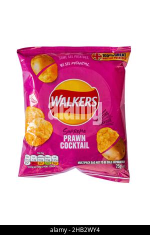 Paket von Walkers Supreme Prawn Cocktail Chips isoliert auf weißem Hintergrund Stockfoto