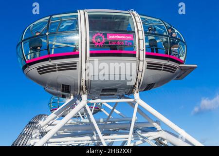 Besucher, die im Dezember die Aussicht vom London Eye Pod in Southbank, London, Großbritannien, genießen Stockfoto