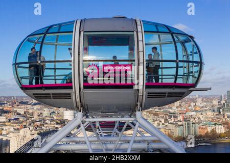 Besucher, die im Dezember die Aussicht vom London Eye Pod mit Blick nach Nordosten in Southbank, London, Großbritannien, genießen Stockfoto