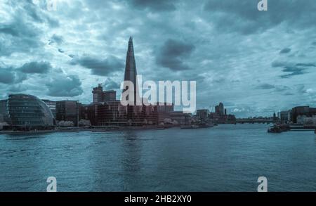 Infrarotansicht entlang der Themse mit Blick nach Westen von der Tower Bridge in Richtung Shard und mehreren anderen bekannten Wahrzeichen-Gebäuden. Stockfoto