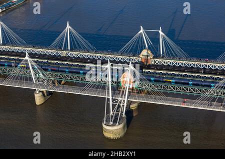 Luftaufnahme mit Blick auf die Hungerford Bridge und die Golden Jubilee Bridge, die im Dezember die Themse in London, Großbritannien, überquerte Stockfoto