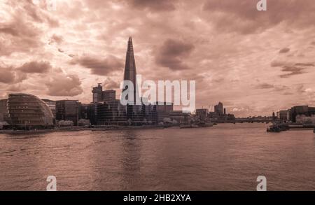 Infrarotansicht entlang der Themse mit Blick nach Westen von der Tower Bridge in Richtung Shard und mehreren anderen bekannten Wahrzeichen-Gebäuden. Stockfoto