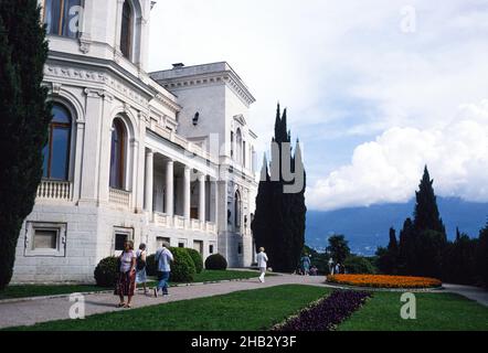 Touristen außerhalb Liwadia Palace, Jalta, Krim, Russland in 1997 Stockfoto