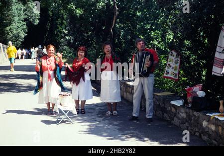 Folk Gruppe Akkordeon Musik außerhalb Jalta, Verbrechen, Russland im Jahr 1997 Stockfoto