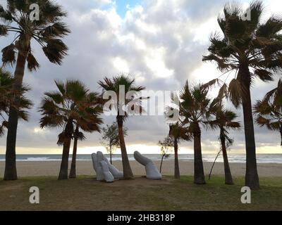 Skulptur mit offener Hand in Los Boliches, Fuengirola, Málaga, Spanien. Stockfoto