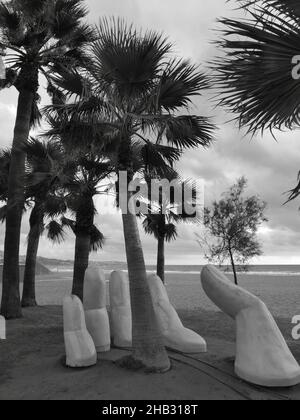 Skulptur mit offener Hand in Los Boliches, Fuengirola, Málaga, Spanien. Stockfoto