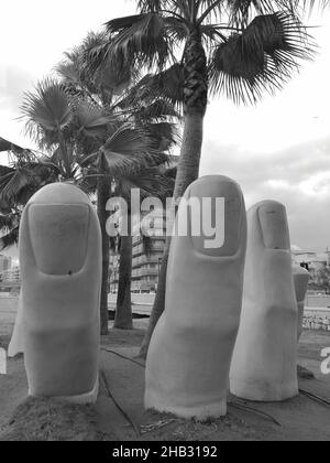 Skulptur mit offener Hand in Los Boliches, Fuengirola, Málaga, Spanien. Stockfoto