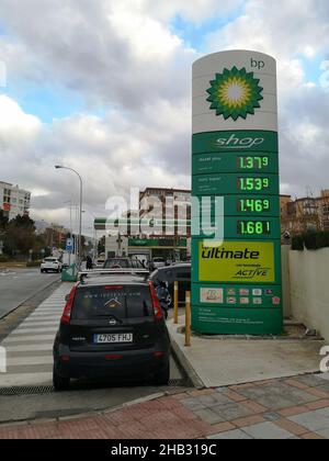 Fuengirola, Provinz Malaga, Spanien. 15th Dez 2021. Die Kraftstoffpreise werden an einer BP-Tankstelle angezeigt. Stockfoto