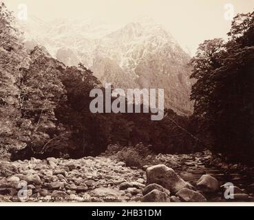 Am Clinton River, Te Anau nach Milford Sound, Burton Brothers Studio, Fotostudio, um 1889, Dunedin, Albumen-Prozess, Alfred Burton (1834–1914) trotzte der Kälte eines Fiordland-Winters, um diese Fotos zu machen. Nach fast zwei Monaten mit seinem Sohn Harold und einem anderen Assistenten hatte er die Landschaftsserie ‘Überwinterung auf den Seen Te Anau und Manapouri abgeschlossen Stockfoto