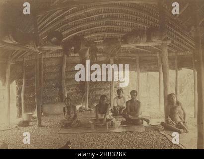 Samoisches Haus, Apia. Kava Making, Burton Brothers Studio, Fotostudio, 1884, Dunedin, Schwarzweiß-Fotografie Stockfoto