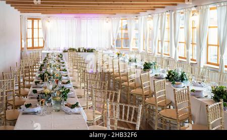 Tische mit Dekoration und Teller bereit bei der Hochzeitsfeier, geringe Tiefenschärfe Foto Stockfoto