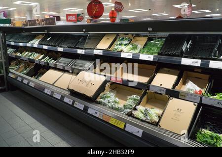 London, Großbritannien, 16. Dezember 2021: In der Clapham High Street-Filiale von Sainsbury's fehlt der Frischgemüsebereich an Salat. Eine Kombination aus Arbeitskräftemangel aufgrund des Brexit und Problemen in der Lieferkette aufgrund des Coronavirus hat dazu geführt, dass einige Gemüsesorten in Supermärkten nicht verfügbar sind. Anna Watson/Alamy Live News Stockfoto