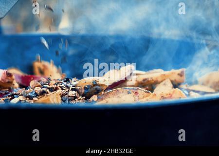 Kochen im Freien in gusseiserner Pfanne über Feuer Stockfoto