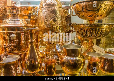 ZANJAN, IRAN - 13. APRIL 2018: Messingobjekte zum Verkauf in einem Geschäft in Zanjan, Iran. Stockfoto