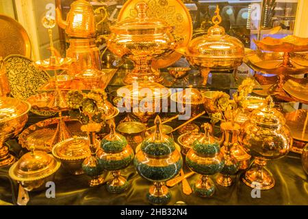 ZANJAN, IRAN - 13. APRIL 2018: Messingobjekte zum Verkauf in einem Geschäft in Zanjan, Iran. Stockfoto