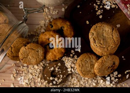 Blick von oben auf einen gefallenen Haferflocken Raisin Cookie Jar und einen Cookie-Turm neben. Heatly Food. Stockfoto
