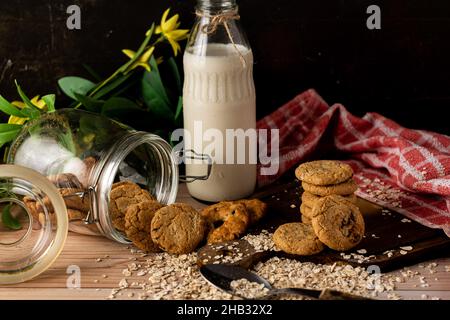 Gefallen Haferflocken Raisin Cookie Jar und ein Cookie Turm auf der Seite. Stockfoto