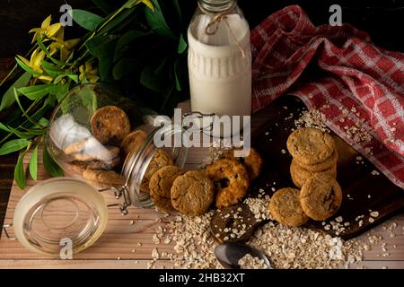 Gefallen Haferflocken Raisin Cookie Jar und ein Cookie Turm auf der Seite. Stockfoto