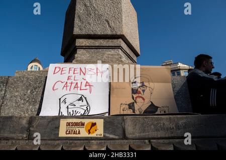 Barcelona, Spanien. 16th Dez 2021. Plakate gegen das sogenannte Castells-Gesetz, die während der Demonstration gesehen wurden.Schüler der Oberstufe protestieren gegen die Kommerzialisierung der öffentlichen Bildung und gegen die Reform des Gesetzes des spanischen Ministers Manuel Castells. (Foto von Paco Freire/SOPA Images/Sipa USA) Quelle: SIPA USA/Alamy Live News Stockfoto