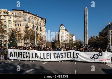 Barcelona, Spanien. 16th Dez 2021. Das einheitliche Banner mit dem Slogan Stop the Castells Law, das während der Demonstration zu sehen war.Schüler der Oberstufe protestieren gegen die Kommerzialisierung der öffentlichen Bildung und gegen die Reform des Gesetzes des spanischen Ministers Manuel Castells. (Foto von Paco Freire/SOPA Images/Sipa USA) Quelle: SIPA USA/Alamy Live News Stockfoto