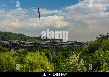 TEHERAN, IRAN - 14. APRIL 2018: Blick auf die Fußgängerbrücke von Tabiat in Teheran, Iran Stockfoto