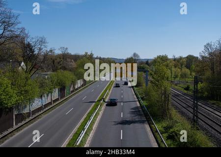 Bad Honnef, Deutschland 25. April 2021, Blick von oben auf die Bundesstraße 42 bei Bad Honnef Stockfoto