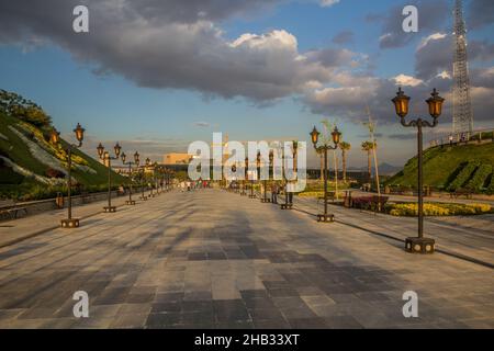 TEHERAN, IRAN - 14. APRIL 2018: Pfad im Honar-Garten in Teheran, Iran Stockfoto