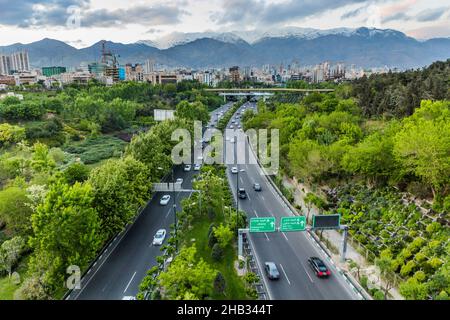 Blick auf den Modares Highway und die Alborz Bergkette in Teheran, Iran Stockfoto