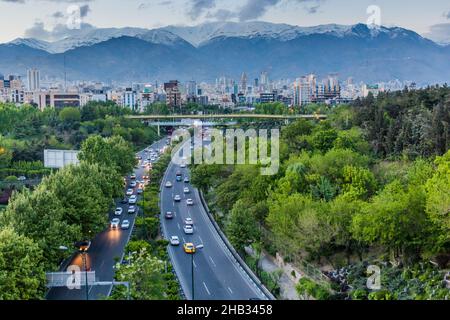 Blick auf den Modares Highway und die Alborz Bergkette in Teheran, Iran Stockfoto