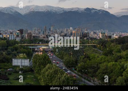 Abendansicht des Modares Highway und der Alborz Bergkette in Teheran, Iran Stockfoto