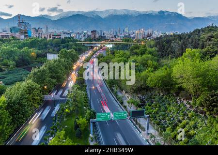 Abendansicht des Modares Highway und der Alborz Bergkette in Teheran, Iran Stockfoto